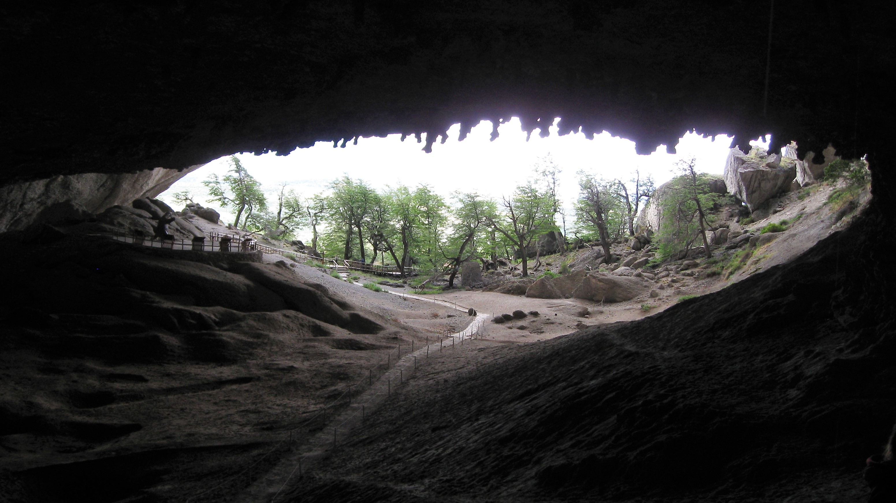 Desde el interior de la Cueva del Milodón, Chile