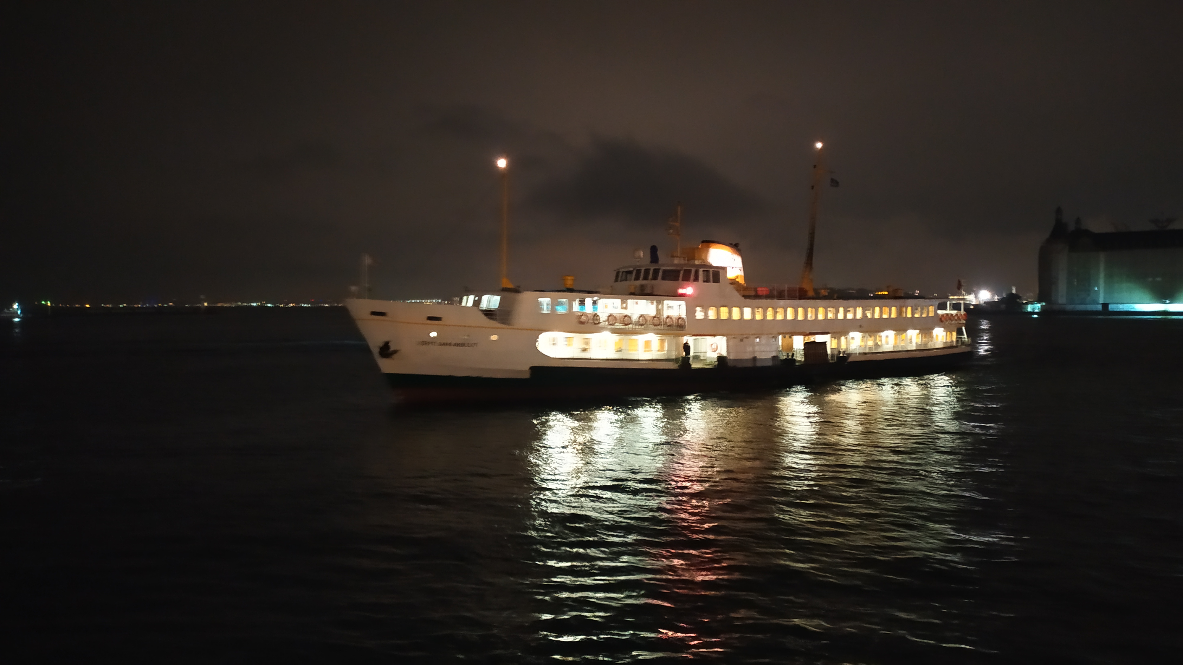 Cruzando el Bósforo desde Kadıköy hacia Karaköy en ferry, Estambul, TURQUÍA