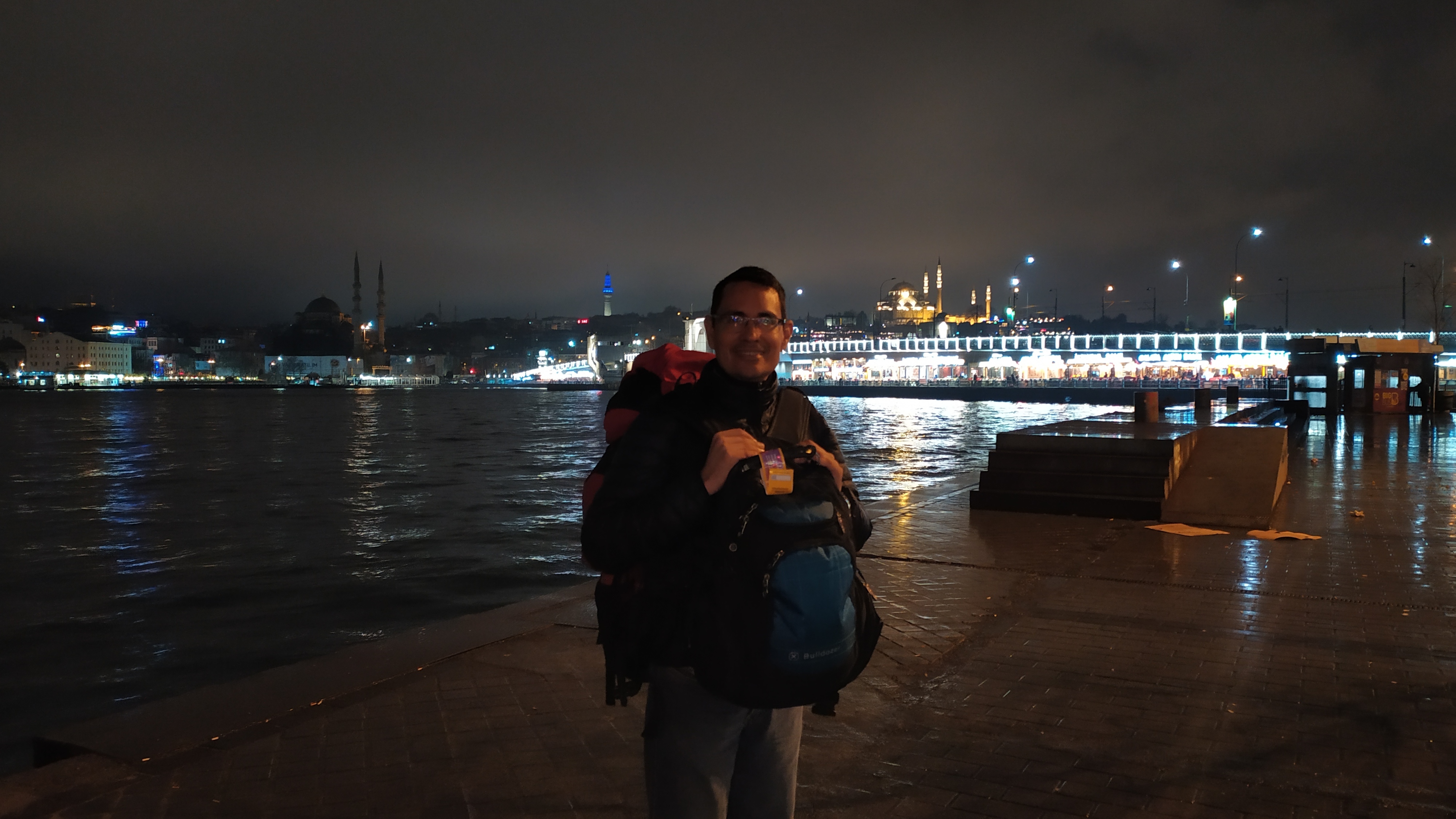 Terminal de Ferries de Karaköy con vista al Puente Gálata, Estambul, TURQUÍA