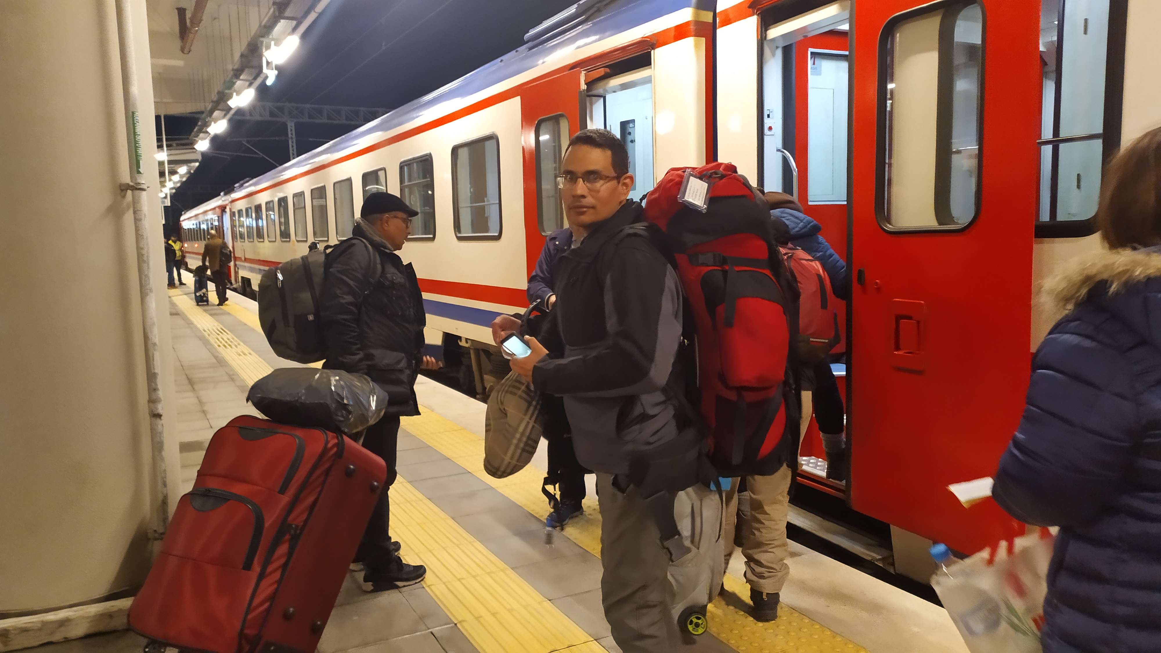 Abordando el tren Sofía Express en la Estación Halkali, Estambul, TURQUÍA