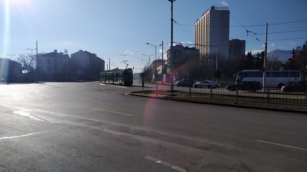 2020-02-02 Vista del Bulevard "Knyaginya Maria Luiza" desde la Estación Central de trenes de Sofía, BULGARIA
