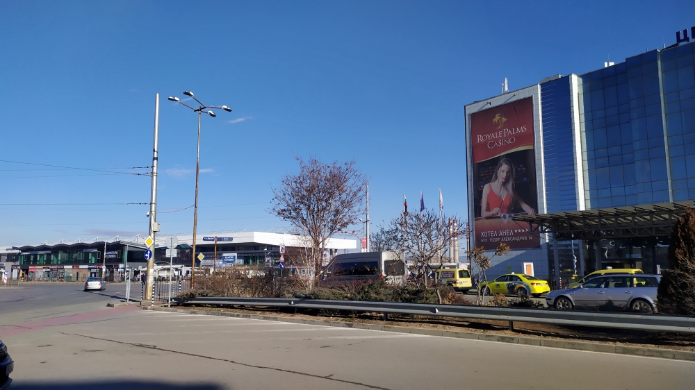 2020-02-02 Uno al lado del otro, tanto la Estación Central de Buses, la Estación Central de Trenes y la Estación de Buses Serdika, Sofía, BULGARIA