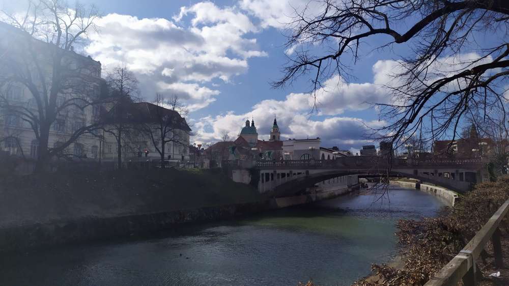 2020-02-05 Vista desde afuera de nuestro hospedaje del río Ljubljanica y su emblemático Puente de los Dragones, Liubliana, ESLOVENIA
