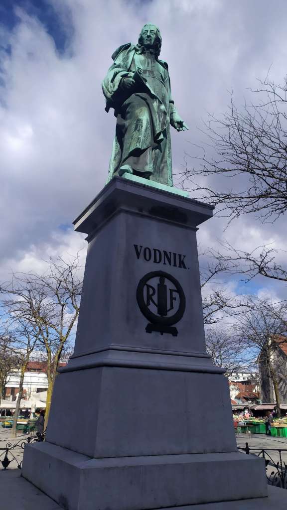 2020-02-05 Monumento a Valentin Vodnik, Plaza Vodnik, Liubliana, ESLOVENIA