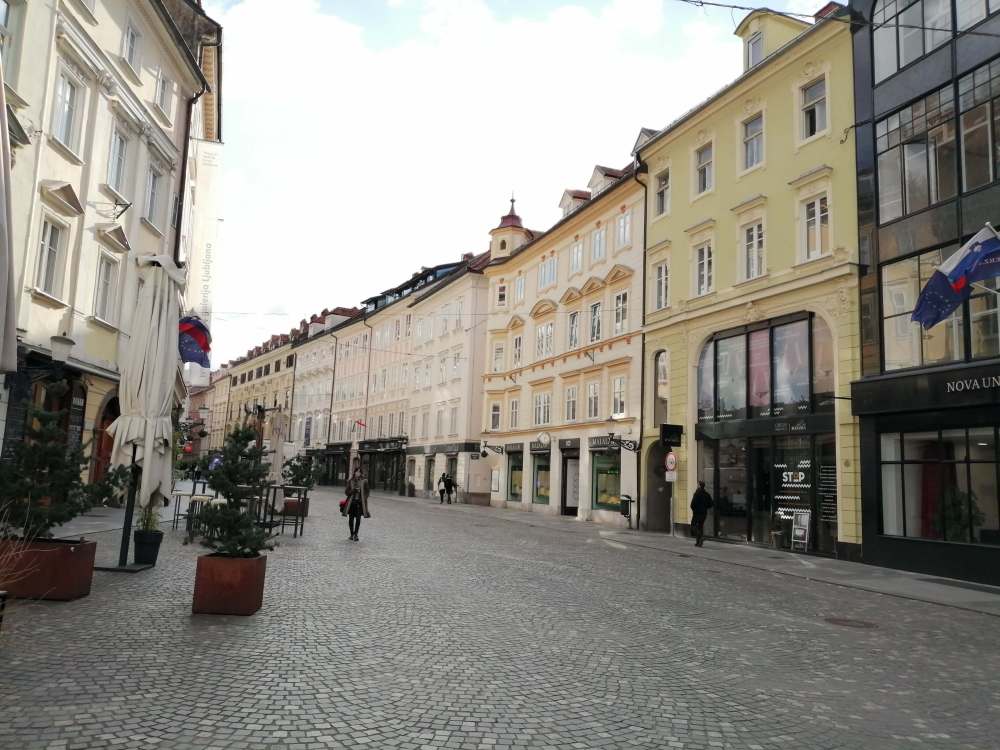 Paseo por la calle Ciril-Metodov trg, Liubliana, ESLOVENIA